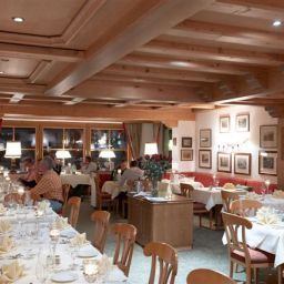 Sala de desayuno en el restaurante Haldenhof Pension Fotos