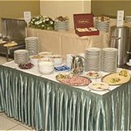 Salle du petit-déjeuner située dans le restaurant Bara Fotos