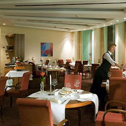 Salle du petit-déjeuner située dans le restaurant Novotel Freiburg am Konzerthaus Fotos
