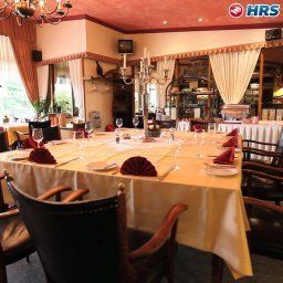 Salle du petit-déjeuner située dans le restaurant Sport und Tagungshotel Fotos