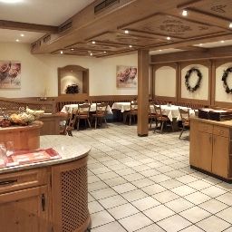 Salle du petit-déjeuner située dans le restaurant Post Gasthof Fotos