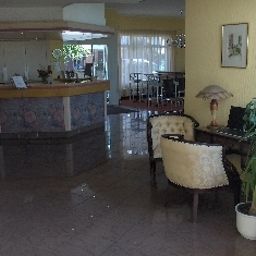 Холл Aviv Hotel Aichtaler Hof Fotos