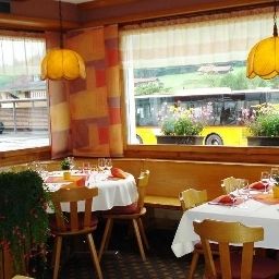 Salle du petit-déjeuner située dans le restaurant Bahnhof Fotos