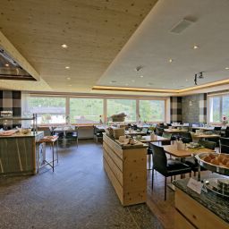 Breakfast room within restaurant Hotel Crusch Alba Fotos