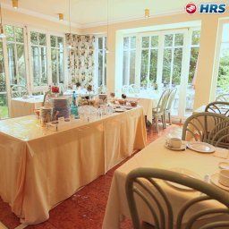 Sala de desayuno en el restaurante Villa am Schloßpark Fotos