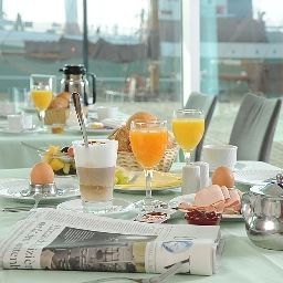 Salle du petit-déjeuner située dans le restaurant Comfort Hotel Bremerhaven Fotos