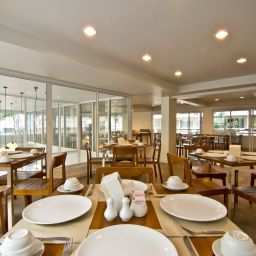Sala de desayuno en el restaurante Sunshine Hotel & Residences Fotos