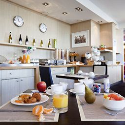 Sala de desayuno en el restaurante Novotel Nantes Centre Bord de Loire Fotos
