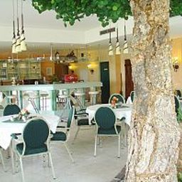 Sala de desayuno en el restaurante Landhotel Glesien Fotos