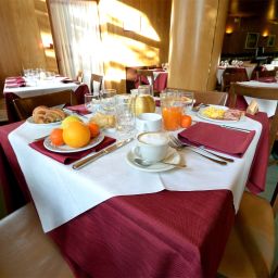 Salle du petit-déjeuner Nigritella Fotos