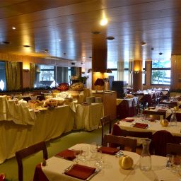 Salle du petit-déjeuner située dans le restaurant Nigritella Fotos