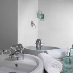 Bathroom Jurys Inn Belfast Great Victoria Station Fotos