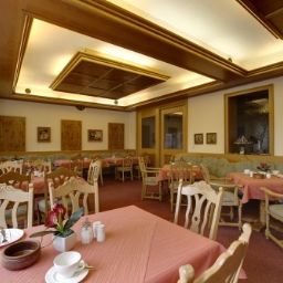 Salle du petit-déjeuner située dans le restaurant Simonshof Fotos