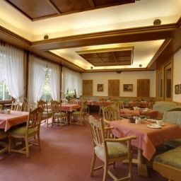 Salle du petit-déjeuner située dans le restaurant Simonshof Fotos