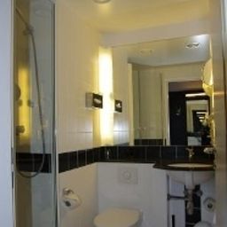 Camera da bagno InterCityHotel Frankfurt Airport Fotos