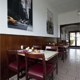 Salle du petit-déjeuner Des Pierrettes Garni Fotos