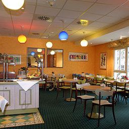 Salle du petit-déjeuner située dans le restaurant ibis Jena City Fotos