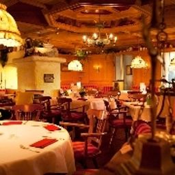 Salle du petit-déjeuner située dans le restaurant Jagdhof Fotos