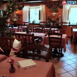 Salle du petit-déjeuner située dans le restaurant Hirsch Landhotel Fotos
