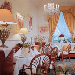 Salle du petit-déjeuner située dans le restaurant Louren Fotos