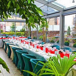 Salle du petit-déjeuner située dans le restaurant Troja Fotos