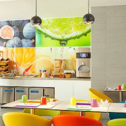 Sala colazione nel ristorante ibis Styles Paris Porte D'orleans Fotos