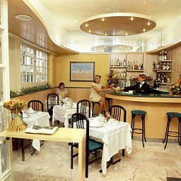 Salle du petit-déjeuner située dans le restaurant Catalonia Castellnou Fotos