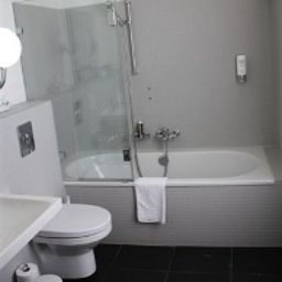 Badezimmer L First design hotel Fotos