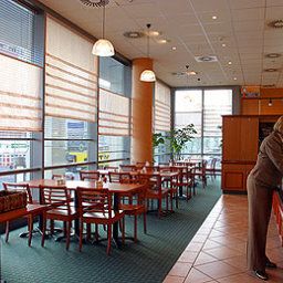 Breakfast room within restaurant ibis Berlin Spandau Fotos