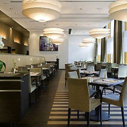 Salle du petit-déjeuner située dans le restaurant Novotel Karlsruhe City Fotos