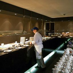 Salle du petit-déjeuner située dans le restaurant Novotel Karlsruhe City Fotos