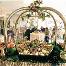 Salle du petit-déjeuner située dans le restaurant Das Weisse Hotel Fotos