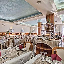 Salle du petit-déjeuner située dans le restaurant Ideal Torbole sul Garda Fotos
