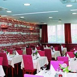 Salle du petit-déjeuner située dans le restaurant Pri Mraku Fotos