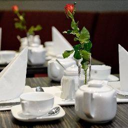 Salle du petit-déjeuner située dans le restaurant Artim Fotos