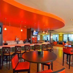 Bar Courtyard New York LaGuardia Airport Fotos