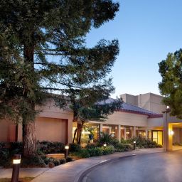 Exterior view Courtyard San Jose Airport Fotos