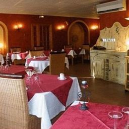 Salle du petit-déjeuner située dans le restaurant Clos des Pins Fotos