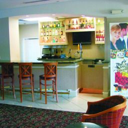 Bar La Quinta Inn & Suites Arlington North 6 Flags Dr Fotos