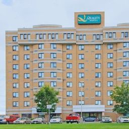 Vista exterior Quality Hotel Montreal East Fotos
