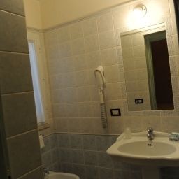 Camera da bagno Rossi Fotos
