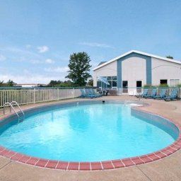 Pool Econo Lodge Elyria Fotos