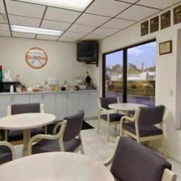 Vue extérieure Howard Johnson Express Inn Suites - South Tampa/ Airport Fotos