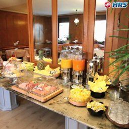 Salle du petit-déjeuner située dans le restaurant 4 Hufen Fotos