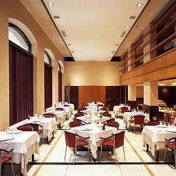 Salle du petit-déjeuner située dans le restaurant Catalonia Berna Fotos