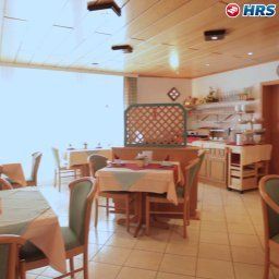 Salle du petit-déjeuner située dans le restaurant Harbauer Fotos