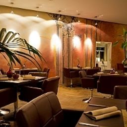 Salle du petit-déjeuner située dans le restaurant Stadthotel Fotos