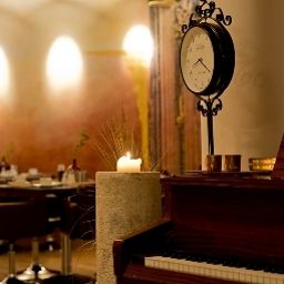 Salle du petit-déjeuner située dans le restaurant Stadthotel Fotos