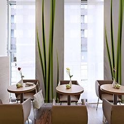 Salle du petit-déjeuner située dans le restaurant ibis Hamburg St Pauli Messe Fotos