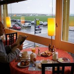 Salle du petit-déjeuner située dans le restaurant Windsor Logis Fotos